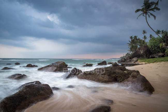 Vista panorámica de la playa de Polhena al atardecer, Provincia del Sur, Sri Lanka - foto de stock