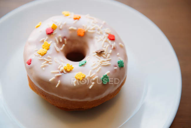 , vista de close-up de donut saboroso em uma chapa — Fotografia de Stock