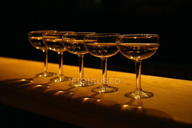 Vista de primer plano de la fila de copas de cupé de champán - foto de stock