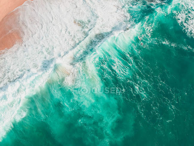 Vista aérea de un surfista wipeout, Bondi Beach, Nueva Gales del Sur, Australia - foto de stock