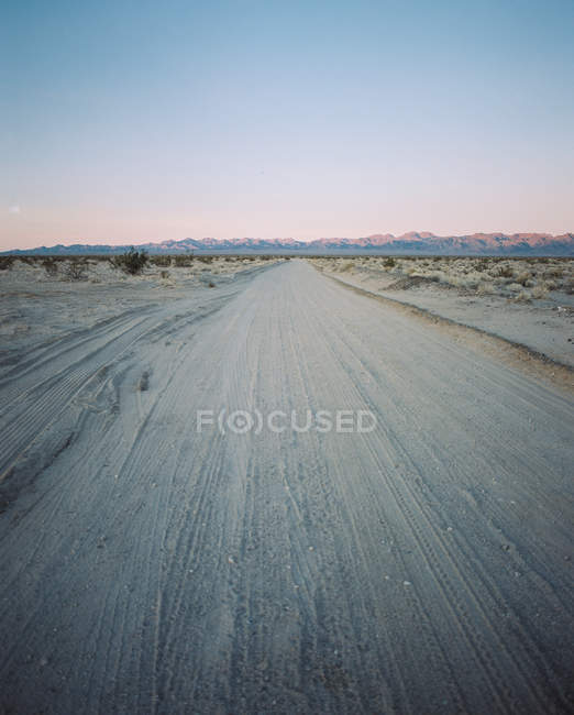 Vue panoramique sur Dirt road, Mojave Desert, California, America, USA — Photo de stock