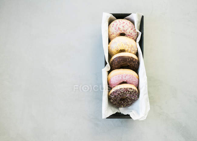 Жестянка с пончиками, вид крупным планом — стоковое фото