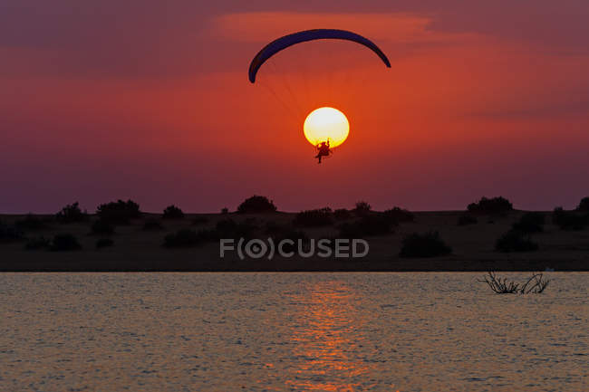 Silhouette eines Gleitschirmlehrers bei Sonnenuntergang, Riad, Saudi Arabien — Stockfoto