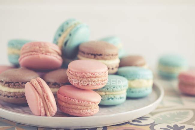 Macarons chocolat, fraise et vanille sur une assiette — Photo de stock