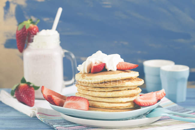 Pfannkuchen mit Schlagsahne und frischen Erdbeeren — Stockfoto