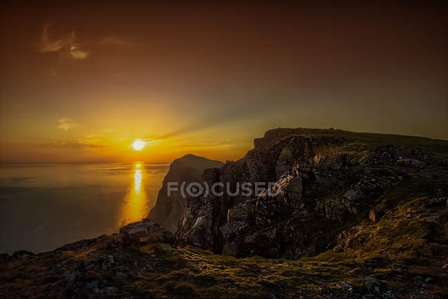Pôr do sol sobre o oceano, Fredvang, Flakstad, Nordland, Noruega — Fotografia de Stock