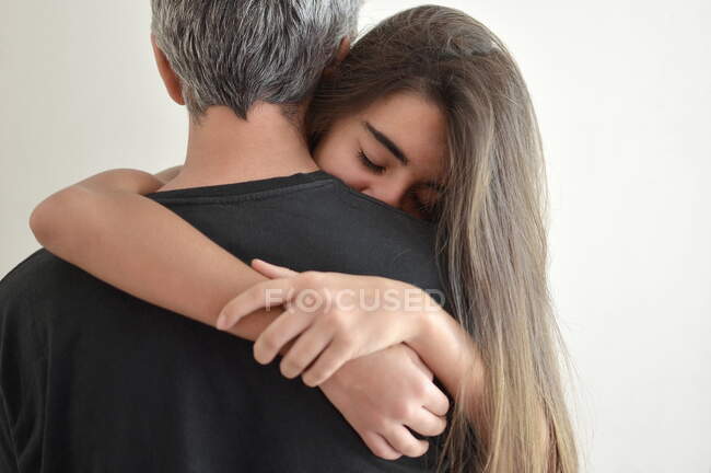 Adolescente étreignant son père — Photo de stock