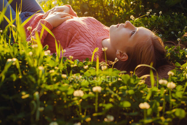 Девушка лежит на лугу — стоковое фото