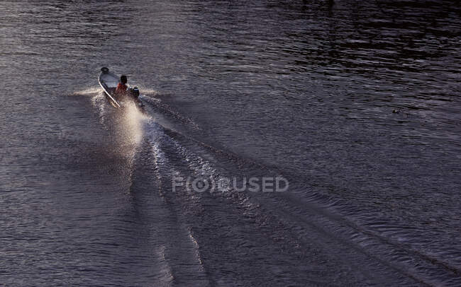 Silhouette of a fisherman in a speedboat on Ben Tre river, Vietnam — Stock Photo