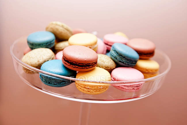 Vista close-up de Macaroons Multi-coloridos em um suporte de bolo de vidro — Fotografia de Stock