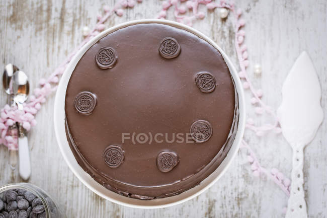 Visão aérea de um bolo de chocolate em uma banca de bolo — Fotografia de Stock