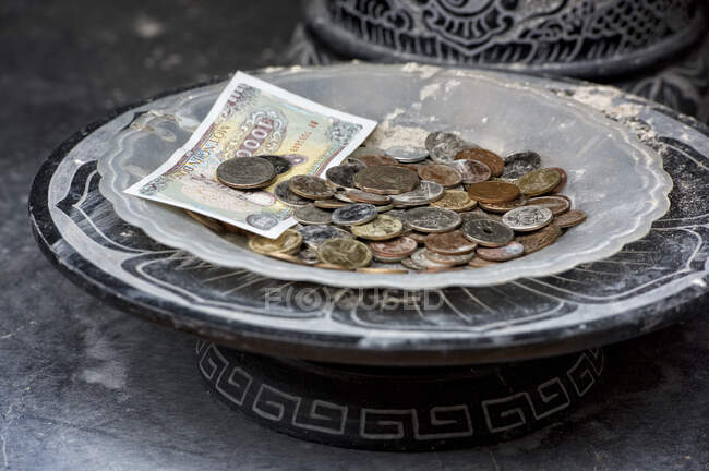 Вьетнамские деньги в миске — стоковое фото