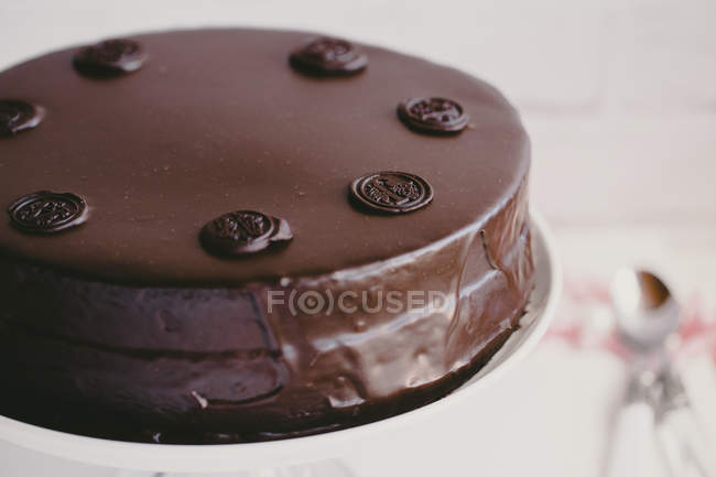 Sachertorte em uma banca de bolo, vista close-up — Fotografia de Stock