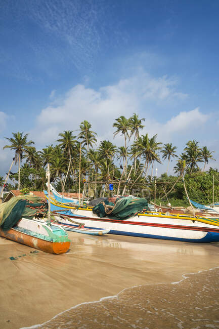 Fischerboote am Strand, Weligama, Matara, Südprovinz, Sri Lanka — Stockfoto