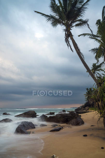 Vue panoramique sur la plage tropicale, Polhena, Matara, Province du Sud, Sri Lanka — Photo de stock