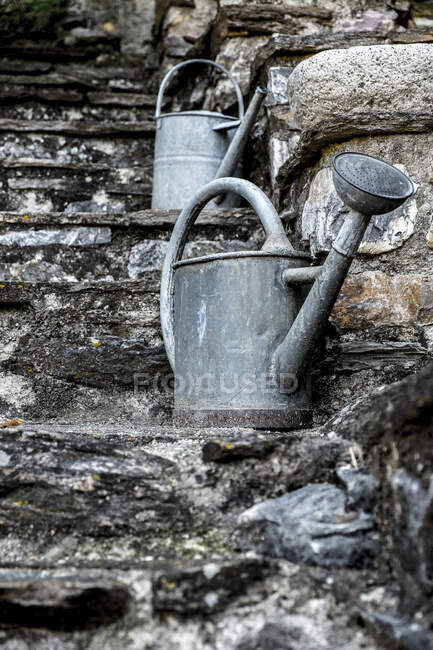 Two watering cans on steps, Languedoc, France — Stock Photo