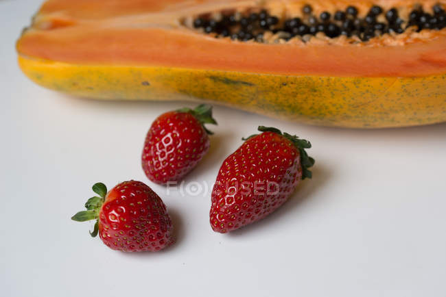 Sweet and tasty papaya and strawberries, closeup view — Stock Photo