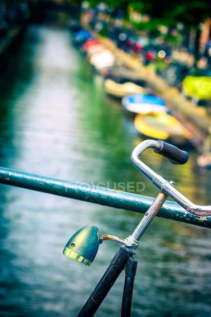 Bicicletta parcheggiata vicino a un canale, Amsterdam, Olanda — Foto stock