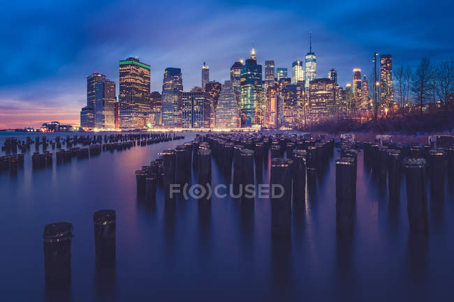 City skyline at night viewed from Brooklyn Bridge Park, Manhattan, New York, America, USA — Stock Photo