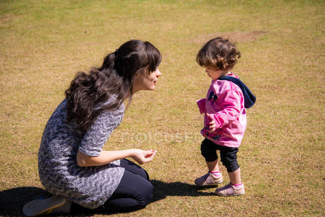 Madre e figlia che giocano nel parco, Brasile — Foto stock