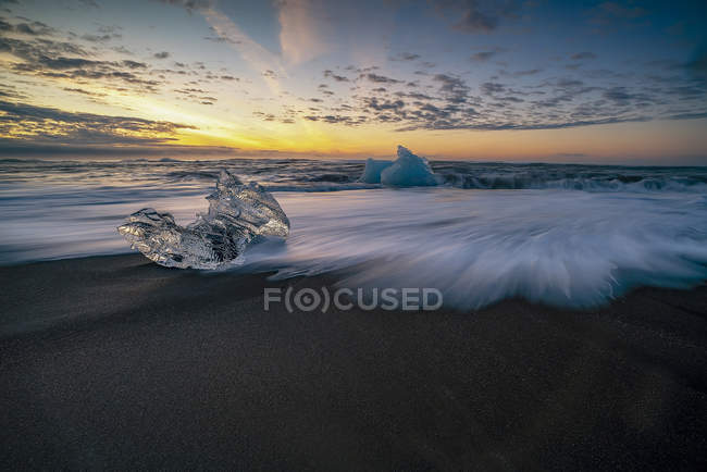 Vue panoramique sur les formations de glace sur Diamond Beach, sud-est de l'Islande — Photo de stock