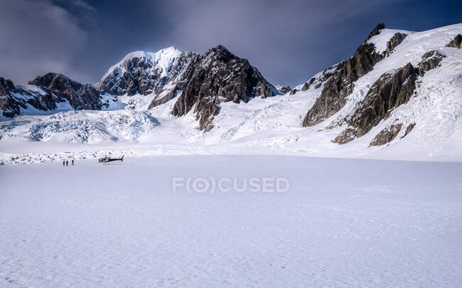 Atterraggio in elicottero sopra il ghiacciaio Fox vicino al Monte Tasman, South Island, Nuova Zelanda — Foto stock