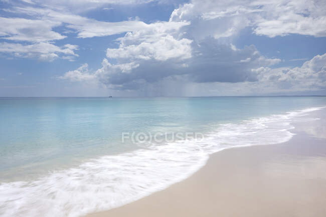 Красивий тропічний пляж з блакитним небом — стокове фото