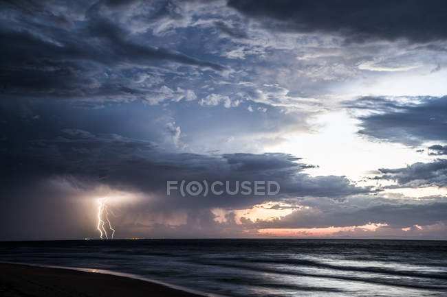 Vue panoramique sur l'orage en mer, île de Moreton, Queensland, Australie — Photo de stock