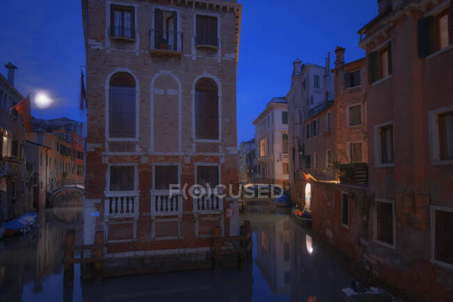 Вид на красиві нічні пейзажі, барвисті будинки і старі будівлі, Венеція, Італія — стокове фото
