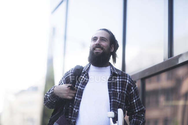 Smiling man walking down the street — Stock Photo