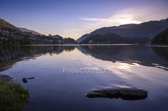 Lago di Saint Moritz all'alba, Maloja, Grigioni, Svizzera — Foto stock