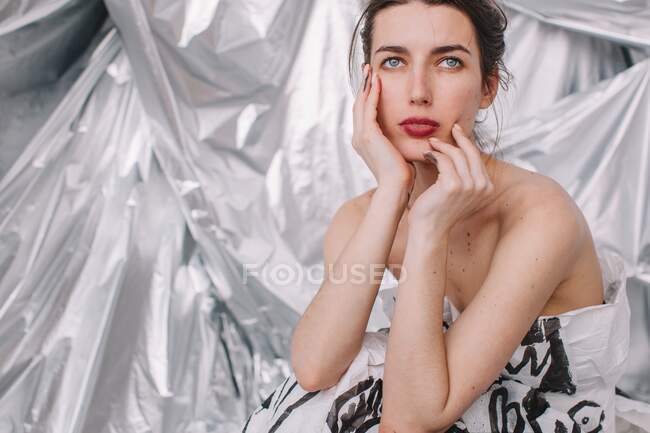 Porträt einer Frau im Papierkleid — Stockfoto