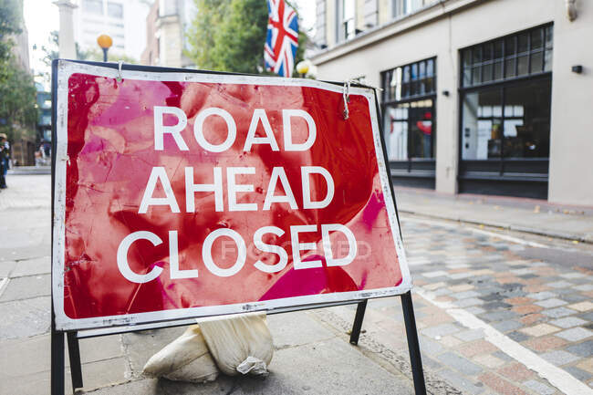 Road Ahead Sinal fechado em uma rua da cidade, Londres, Inglaterra, Reino Unido — Fotografia de Stock