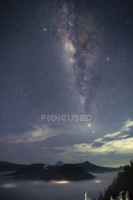 Млечный путь над национальным парком Бромо Тенггер Семеру, Восточная Ява, Индонезия — стоковое фото