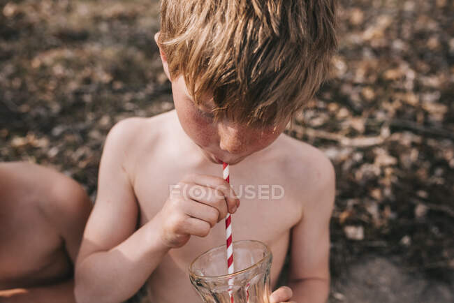Крупный план мальчика, наслаждающегося летним напитком — стоковое фото