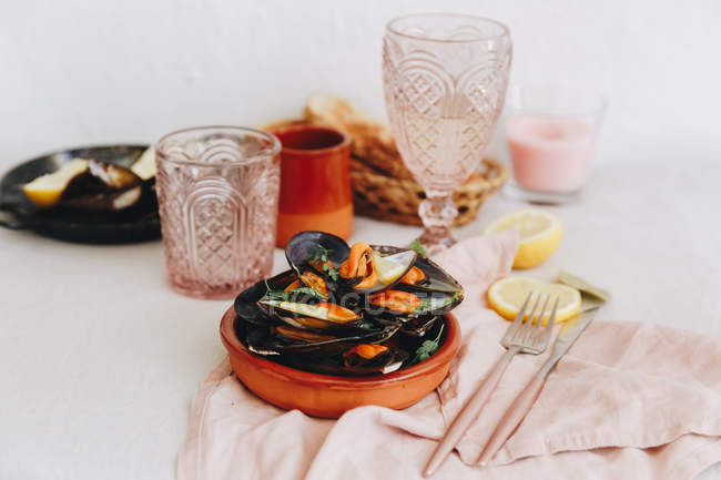 Closeup view of Steamed mussels with lemon and toast — Stock Photo
