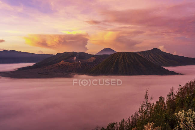 Glorioso nascer do sol com nuvens baixas no Parque Nacional Bromo Tengger Semeru, Província de Java Oriental, Indonésia . — Fotografia de Stock