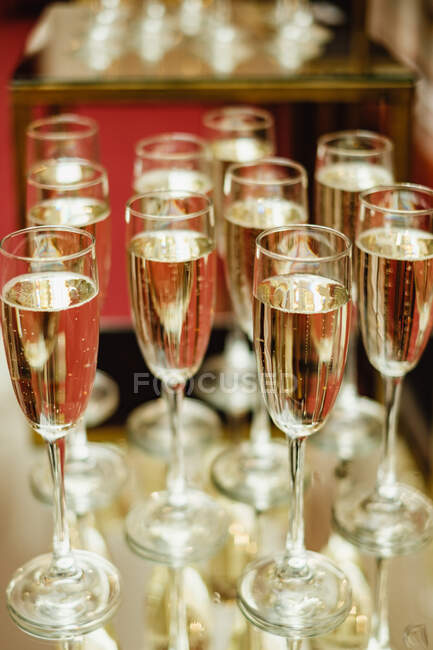 Copas de champán sobre la mesa - foto de stock