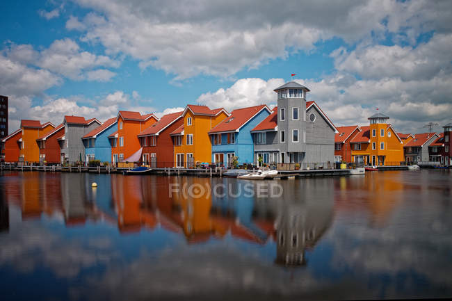 Vista panorâmica do desenvolvimento habitacional na água, Groningen, Holanda — Fotografia de Stock