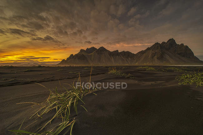 Vista panoramica del tramonto a Vestrahorn, Stokksnes, Islanda sud-orientale — Foto stock