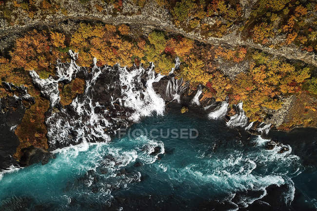 Vista aérea de la cascada de Hraunfossar, Islandia Occidental - foto de stock