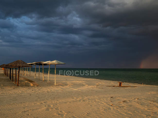 Arco-íris sobre a praia ao pôr do sol, Grécia — Fotografia de Stock