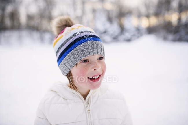 Porträt eines Mädchens im Schnee — Stockfoto