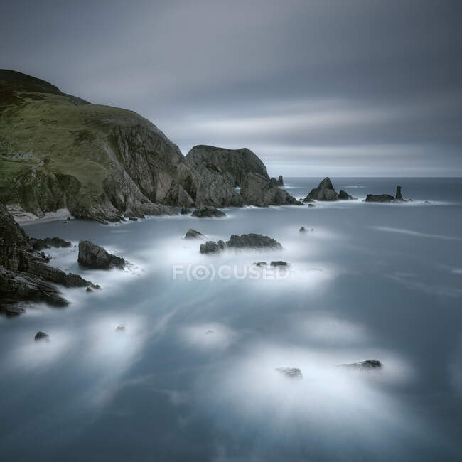Malerische Aufnahme schöner Felsen an der Küste an bewölkten Tagen — Stockfoto