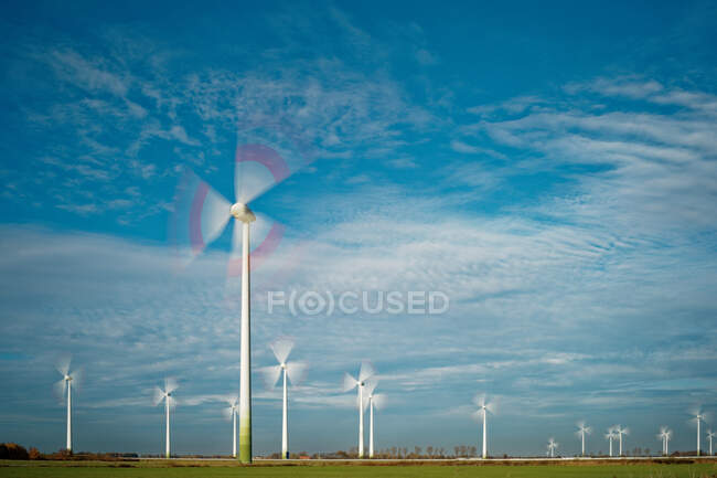 Turbine eoliche in un campo agricolo — Foto stock