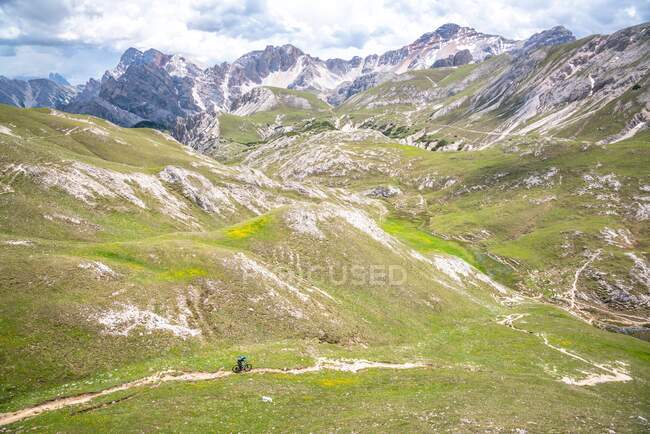 Donna mountain bike, Parco Nazionale Fanes-Sennes-Braies, Dolomiti, Trentino, Alto Adige, Italia — Foto stock