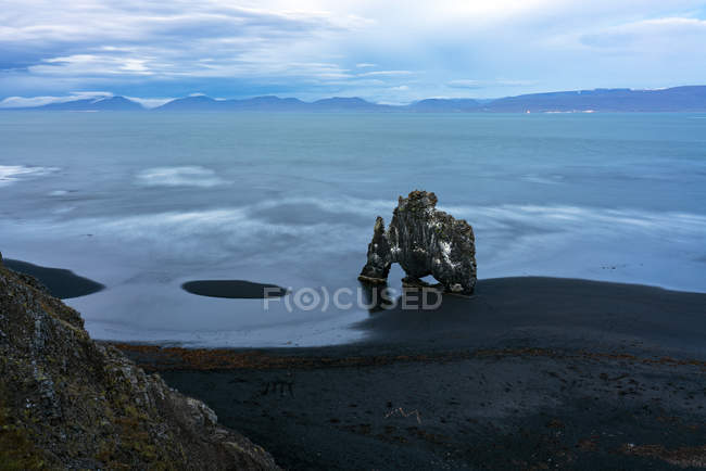 Vista panorâmica de Hvitserkur ao pôr do sol, Islândia — Fotografia de Stock