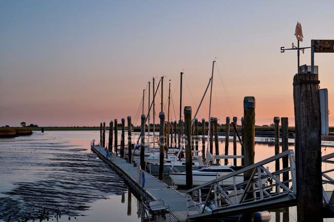 Barche ormeggiate al porto turistico sul fiume Ems al tramonto, East Frisia, Germania — Foto stock
