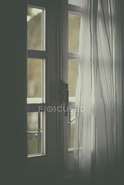 Close-up de uma cortina e janela francesa — Fotografia de Stock