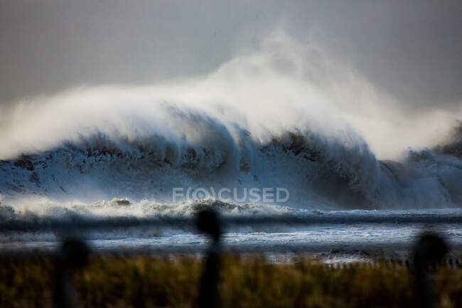 Мальовничий знімок штормового океану в похмурий день — стокове фото